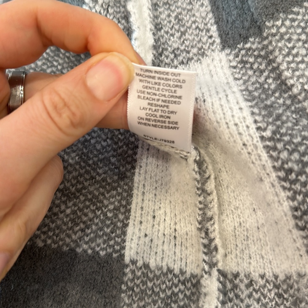 It’s Our Time Womens Gray and White Plaid Sweater Jacket Size Medium - Picture 7 of 8